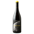 Fles Vol de Nuit 2024, rode natuurwijn van Cinsault door Les Vins de l'Aventure, etiket met maanoppervlak en gele wax