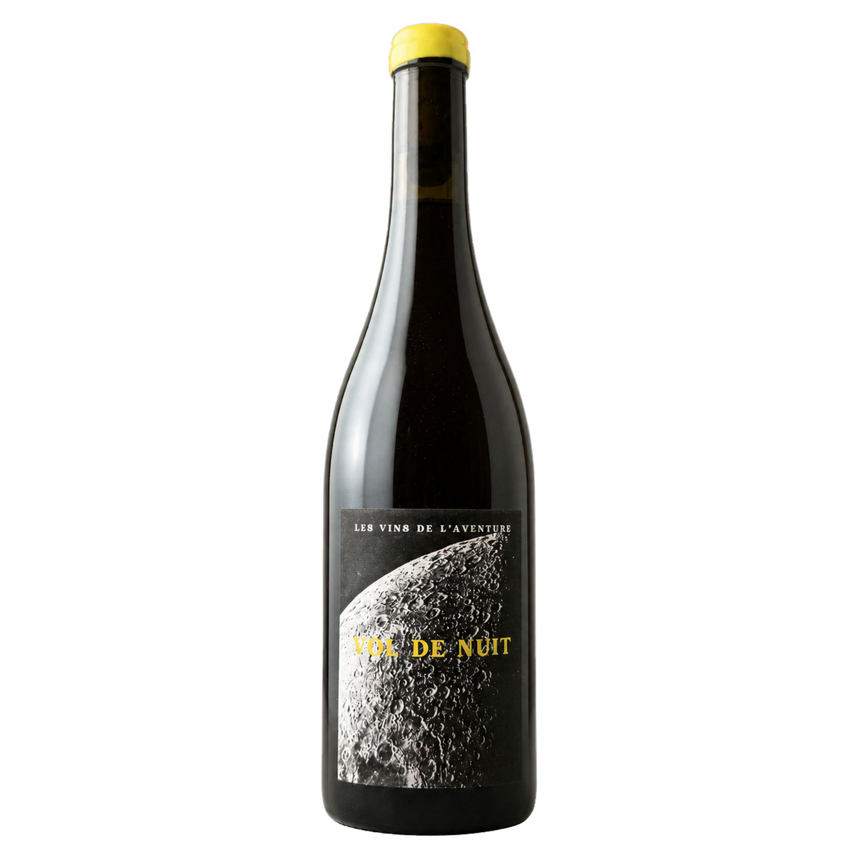 Fles Vol de Nuit 2024, rode natuurwijn van Cinsault door Les Vins de l'Aventure, etiket met maanoppervlak en gele wax