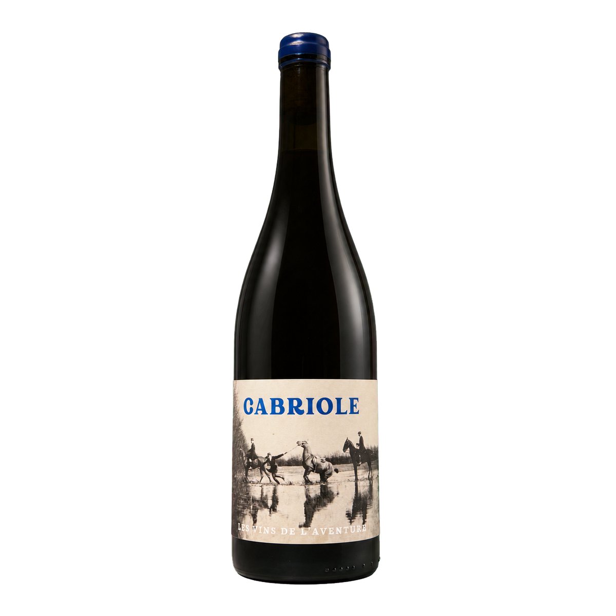 Fles Cabriole 2024, rode natuurwijn van Les Vins de l'Aventure, etiket met paarden in het water